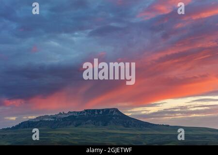 Nuvole di alba vivide sopra Square Butte nelle Highwood Mountains vicino a Coffee Creek, Montana, USA. Foto Stock
