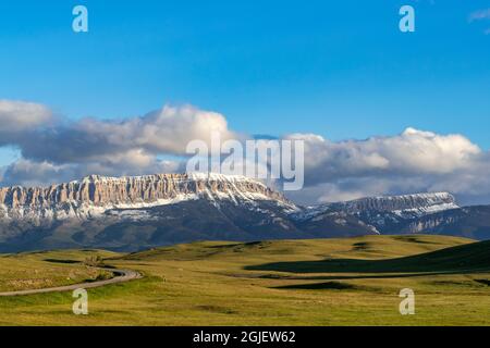 Sun River Road e Castle Reef lungo il Rocky Mountain Front vicino Augusta, Montana, USA Foto Stock