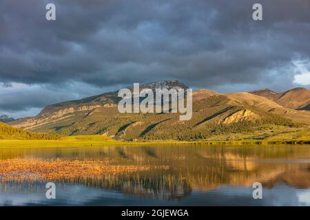 Il monte Steamboat si riflette nello stagno delle paludi lungo il Rocky Mountain Front vicino Augusta, Montana, USA Foto Stock