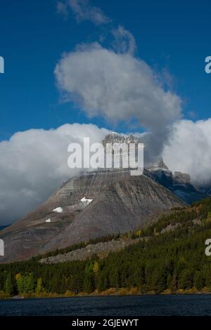 USA, Montana. Monte Wilbur e Swiftcurrent Lake, Many Glacier, Glacier National Park. Foto Stock