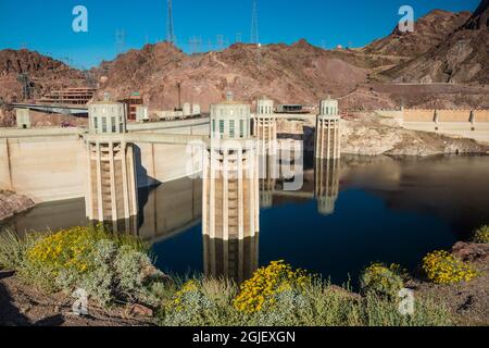 USA, Nevada. Vista della diga di Hoover, un progetto di ingegneria idroelettrica enorme sul lago Mead vicino a Las Vegas. Foto Stock
