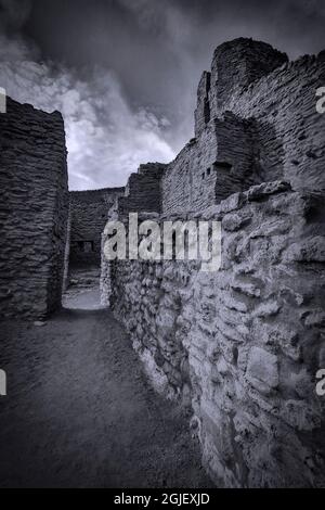 USA, New Mexico, Jemez. Rovine bianche e nere della Missione di San Jose de los Jemez. Credit as: Jean carter / Galleria Jaynes / DanitaDelimont.com Foto Stock