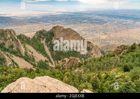 USA, New Mexico, Sandia Mountains. Crest Trail vista montagna verso Albuquerque. Foto Stock