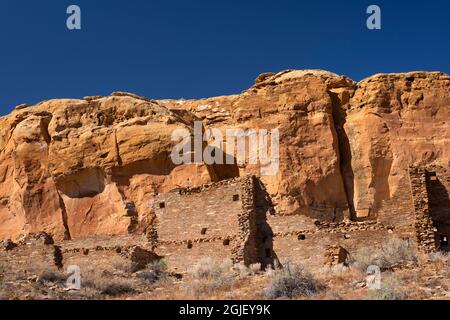 USA, New Mexico. Chaco Culture National Historic Park, resti di Hungo Pavi, una dimora in muratura in pietra o Grande Casa, occupata dal 1000-1250 d.C. Foto Stock