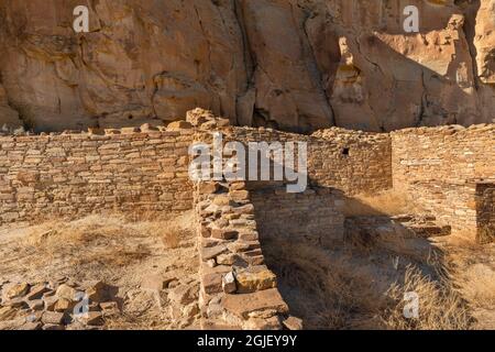 USA, New Mexico. Chaco Culture National Historic Park, resti di Chetro Ketl, una dimora in muratura in pietra o Grande Casa che ha avuto inizio circa nel 1000 d.C. Foto Stock