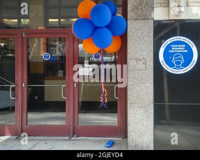 Una bevuta di palloncini accoglie gli studenti di nuovo al Fashion Institute of Technology Kaufman Hall dormitorio a New York Venerdì 27 agosto 2021. (© Richard B. Levine) Foto Stock