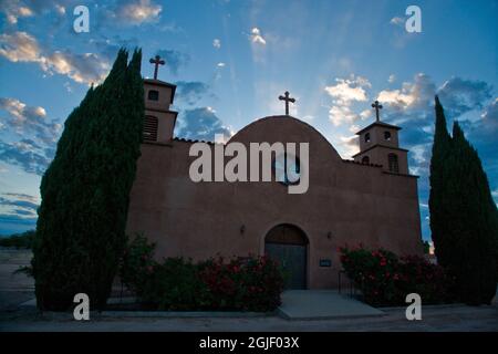 USA, New Mexico. La luce del sole del mattino risplende sulla storica Missione San Miguel a Socorro. Foto Stock