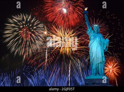 USA, New York, New York. Composito di fuochi d'artificio e Statua della libertà. Foto Stock