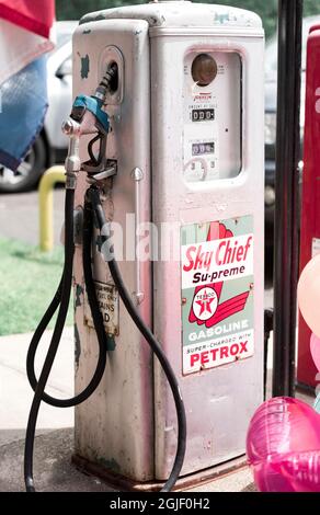 Stati Uniti, Stato di New York, Regione di Adirondack. Old Sky Capo su-preme pompa benzina, con Texaco, Super-Charged e PETROS sul cartello. Foto Stock