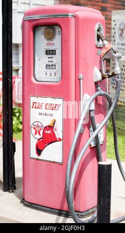 Stati Uniti, Stato di New York, Regione di Adirondack. Pompa benzina Old Fire Chief con Texaco sul cartello. Foto Stock