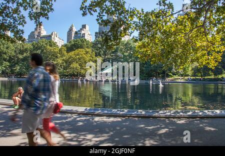 Laghetto di Central Park con barche a vela a Manhattan, New York. Foto Stock