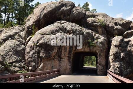 Tunnel a corsia singola scavato nella roccia per il traffico veicolare nel South Dakota. Foto Stock