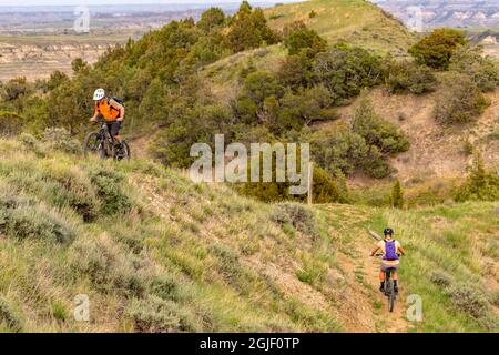 La mountain bike si aggirò sopra il Wannagan Campground sul Maah Daah Hey Trail nelle praterie nazionali del Little Missouri, North Dakota, USA. (SIG.) Foto Stock