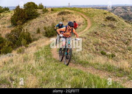 La mountain bike si aggirò sopra il Wannagan Campground sul Maah Daah Hey Trail nelle praterie nazionali del Little Missouri, North Dakota, USA. (SIG.) Foto Stock