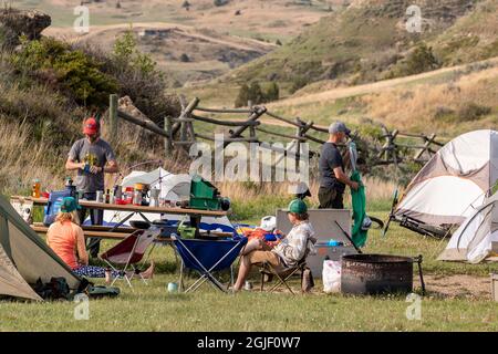 Campeggio a Wannagan sul Maah Daah Hey Trail nel piccolo Missouri National Grasslands, North Dakota, Stati Uniti. (SIG.) Foto Stock