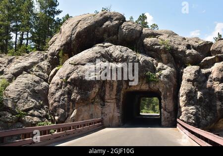 Tunnel attraverso le rocce a Keystone South Dakota sulla strada per Custer. Foto Stock