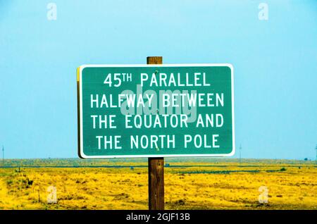 USA, Oregon, Bend, autostrada 97, 45° cartello parallelo Foto Stock