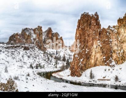 Smith Rocks e Crooked River in inverno, Smith Rock state Park, Oregon Foto Stock