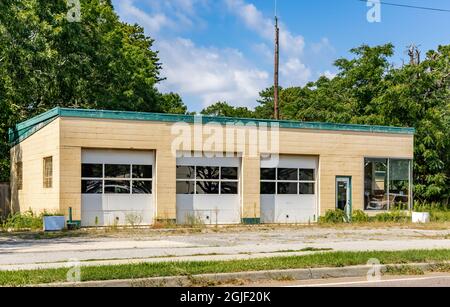 Una vecchia stazione di benzina abbandonata a Hampton Bays, NY Foto Stock