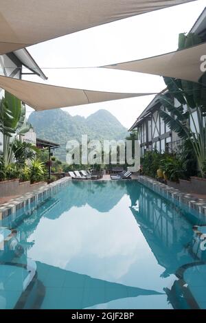 hotel boutique con piscina in Vietnam con vista sulle montagne. Acqua cristallina blu Foto Stock