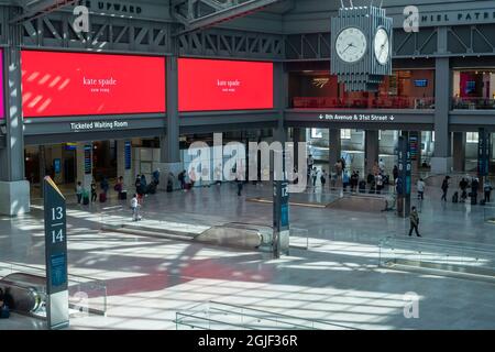 I viaggiatori nella Daniel Patrick Moynihan Train Hall alla Pennsylvania Station di New York giovedì 2 settembre 2021 prima del grande esodo del Labor Day Weekend. (© Richard B. Levine) Foto Stock