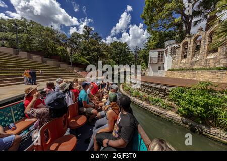 Battello lungo il lungofiume nel centro di San Antonio, Texas, USA Foto Stock