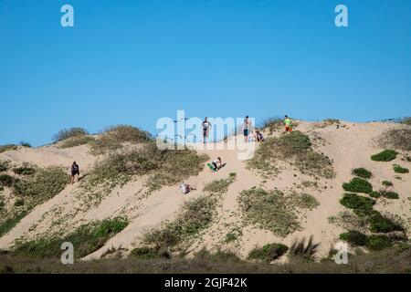 Persone che giocano sulla duna. Foto Stock