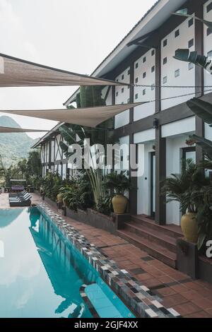 hotel boutique con piscina in Vietnam con vista sulle montagne. Acqua cristallina blu. Foto di alta qualità Foto Stock
