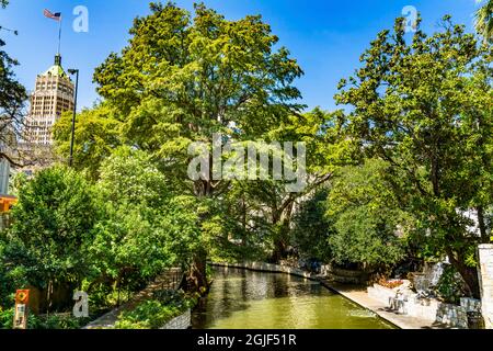 Old Tall Tower Life Building Bridge ristoranti marciapiedi turisti Reflection River Walk, San Antonio, Texas. 15 Mile River Walk creato negli anni '60 Foto Stock