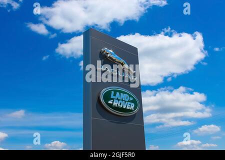 Kiev, Ucraina - 8 maggio 2021: Logo Land Rover in un negozio. Land Rover è un marchio di auto specializzato in veicoli a trazione integrale, di proprietà della multinazionale britannica Jaguar Land Rover Foto Stock