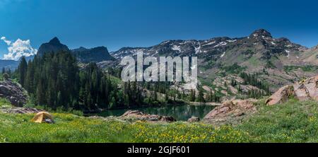 Tenda sulla riva del lago vicino al lago Florence e al lago Blanche, Wasatch Mountains vicino a Salt Lake City, Utah, USA. Foto Stock