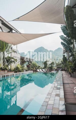 hotel boutique con piscina in Vietnam con vista sulle montagne. Acqua cristallina blu Foto Stock