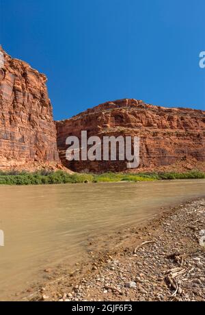 USA, Utah, Colorado River Scenic Byway, Colorado River scorre sotto colorate formazioni rocciose lungo l'autostrada 128. Foto Stock