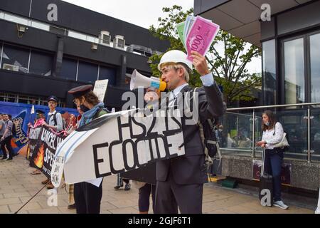 Londra, Regno Unito. 9 settembre 2021. Gli attivisti si sono riuniti alla stazione di Euston per protestare contro il sistema ferroviario HS2 (High Speed 2), che, oltre ai costi a spirale, si dice sia estremamente dannoso per la fauna selvatica e l'ambiente. Credit: Vuk Valcic / Alamy Live News Foto Stock