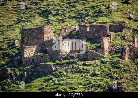 Abbandonate vecchie rovine di pietra di edifici medievali in Georgia montagne Foto Stock