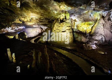 Colorate formazioni sotterranee Prometheus Cave illuminate, regione di Imereti della Georgia Foto Stock