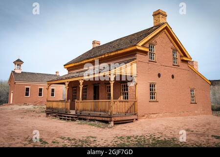 Alonzo Russell adobe House (apparso nel film 'Butch Cassidy and the Sundance Kid') e la scuola, Grafton fantasma Town, Utah, USA. Foto Stock