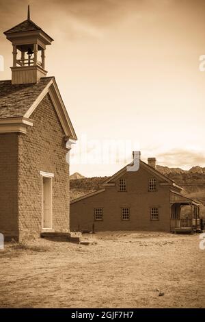 Alonzo Russell adobe House (apparso nel film 'Butch Cassidy and the Sundance Kid') e la scuola, Grafton fantasma Town, Utah, USA. Foto Stock