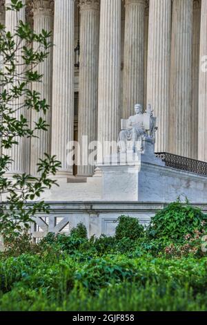 USA, Distretto di Columbia, Washington. PALAZZO della Corte Suprema DEGLI STATI UNITI, Guardiano della scultura di legge Foto Stock