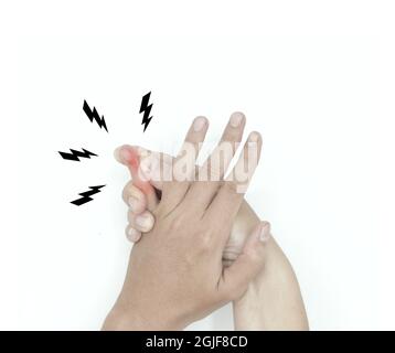 Infiammazione a piccole articolazioni delle dita del giovane asiatico. Concetto di dolore alle articolazioni della mano. Isolato su bianco. Foto Stock