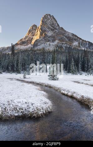 Neve fresca d'autunno sulla Liberty Bell Mountain e sui prati del Washington state Pass. Cascades del nord, stato di Washington Foto Stock