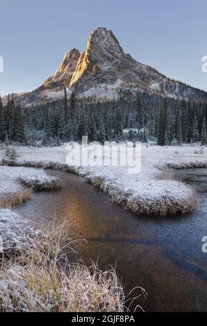 Neve fresca d'autunno sulla Liberty Bell Mountain e sui prati del Washington state Pass. Cascades del nord, stato di Washington Foto Stock