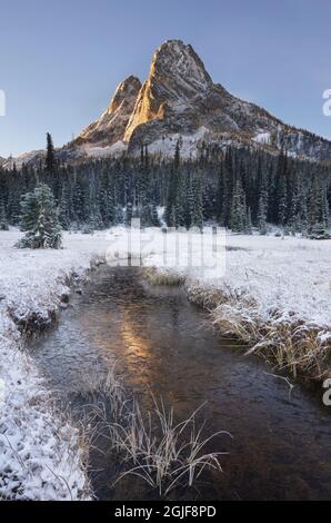 Neve fresca d'autunno sulla Liberty Bell Mountain e sui prati del Washington state Pass. Cascades del nord, stato di Washington Foto Stock