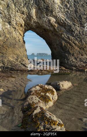 Split Rock visto attraverso Hole in the Wall, Rialto Beach, Olympic National Park, Washington state Foto Stock