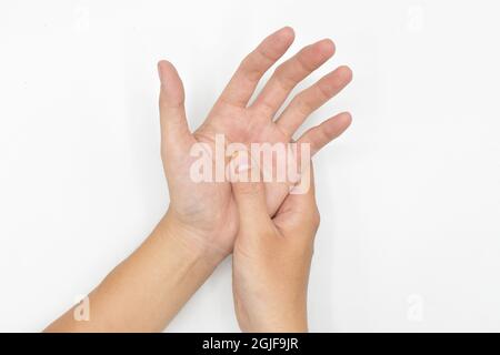 Massaggio a mano da parte del giovane asiatico. Dita e mano comune salute. Isolato su bianco. Foto Stock