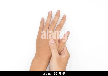 Massaggio a mano da parte del giovane asiatico. Dita e mano comune salute. Isolato su bianco. Foto Stock