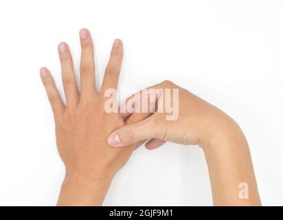 Massaggio a mano da parte del giovane asiatico. Dita e mano comune salute. Isolato su bianco. Foto Stock