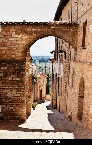 Pittoresca stradina a Spello, Italia, sullo sfondo della chiesa di Santa Maria del Prato Foto Stock