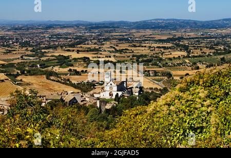 Facciata della Basilica superiore di San Francesco ad Assisi vista dall'alto con la campagna sullo sfondo Foto Stock