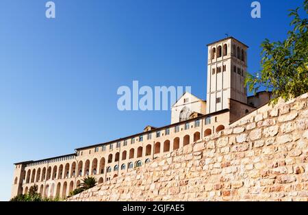 Il convento Sacro Convento di Assisi con imponenti archi e contrafforti accanto alla Basilica di San Francesco Foto Stock